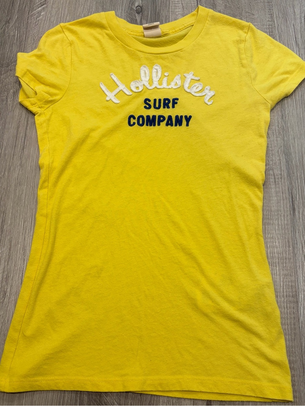 Hollister Yellow Embroidered Surf Company Short Sleeve Tee woman’s size small